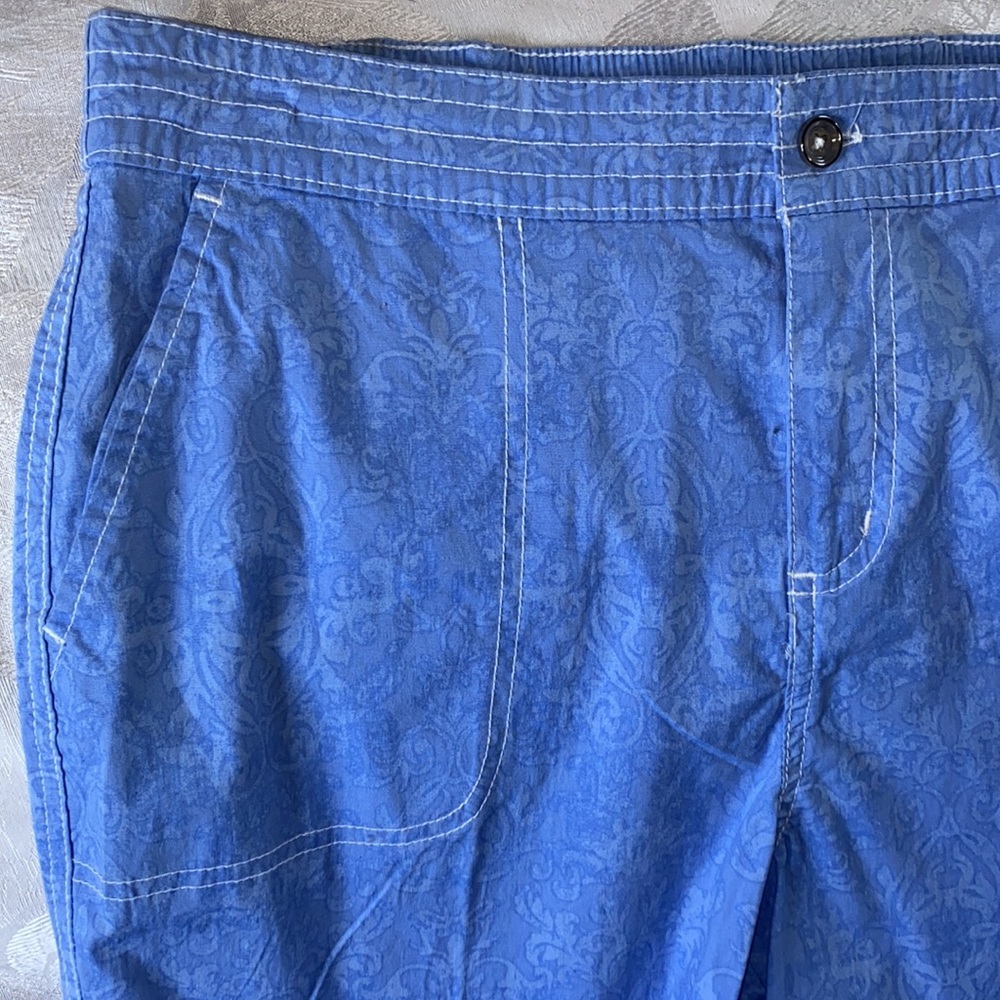 Lightweight patterned capris - Picture 5 of 8